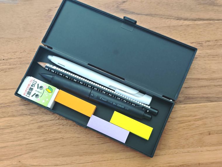 コレクションペンケースに筆記用具を入れている様子