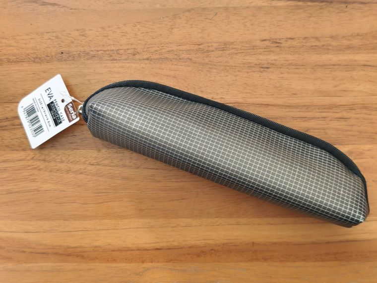 スリムペンケースが机の上に置いてある