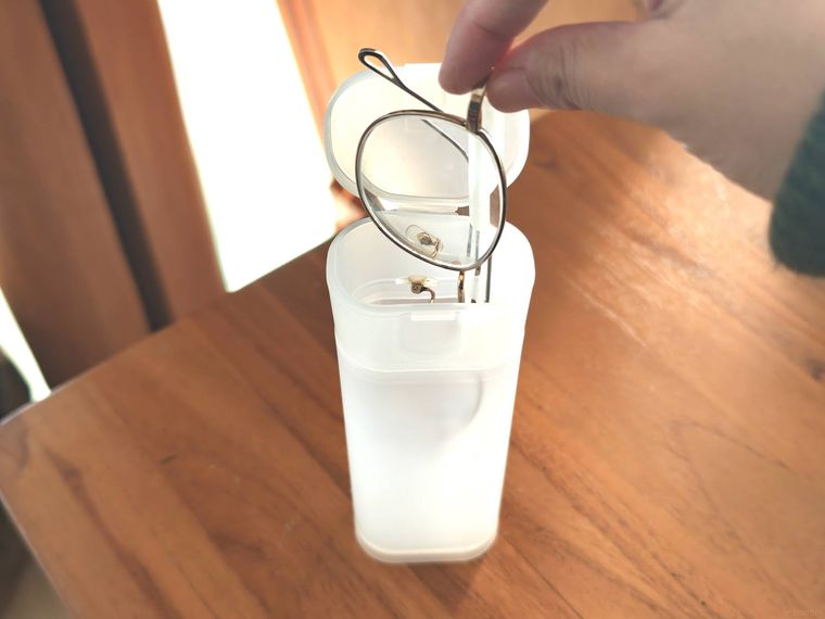 ペンスタンドにもなるケースのなかにメガネを入れている様子