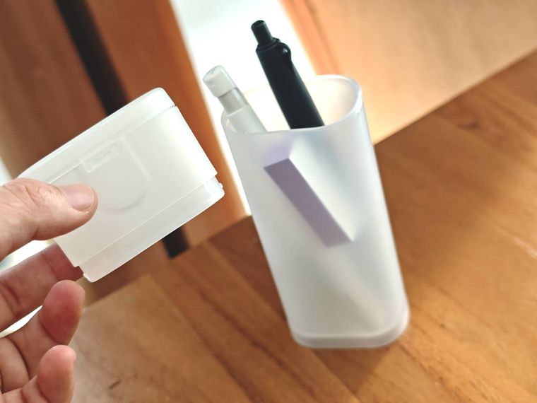 ペンスタンドにもなるケースの蓋をとっている様子