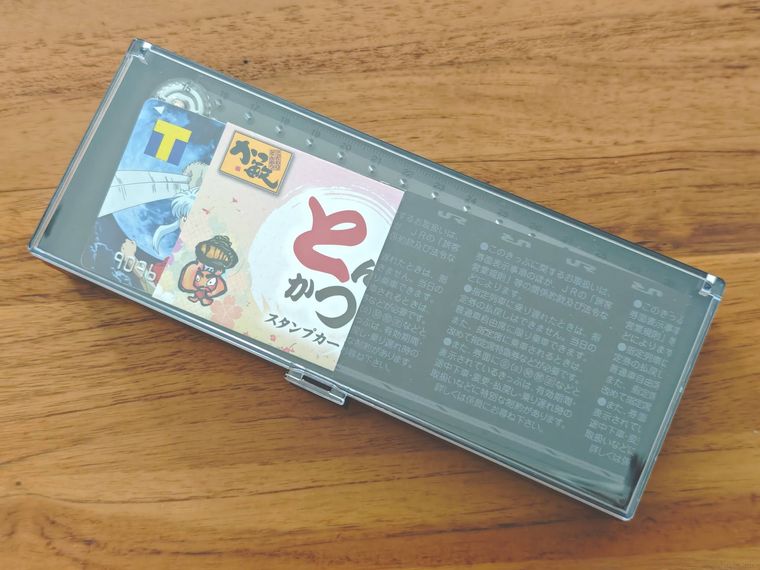 コレクションペンケースにカードを収納している様子