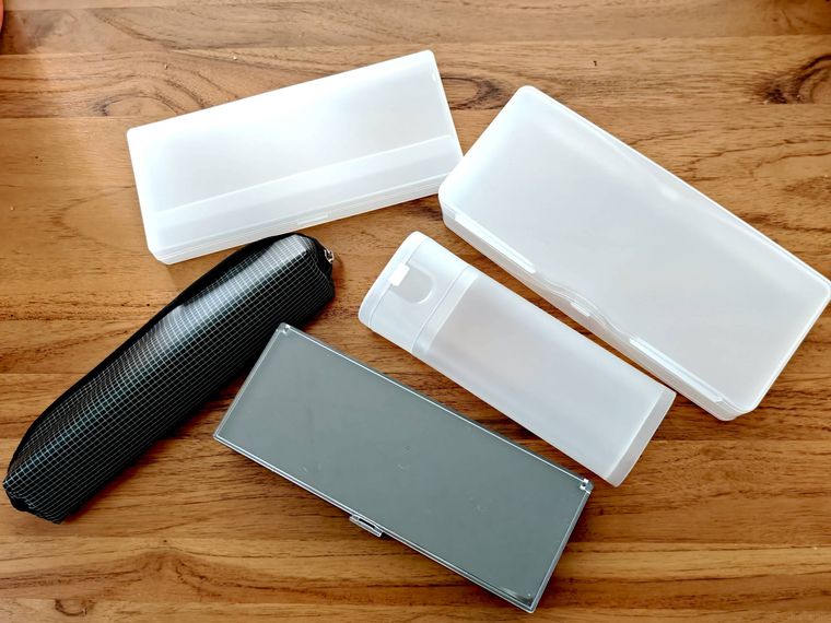 セリアのペンケースが机の上に置いてある