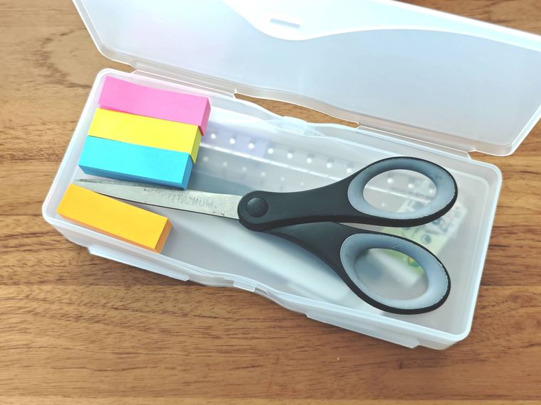 両面に収納できるペンケースのなかにはさみや付箋を入れている