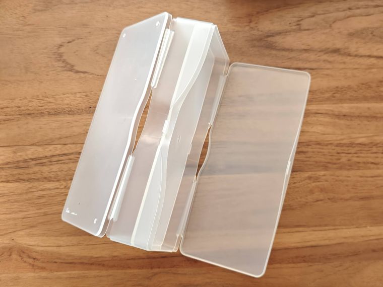 両面に収納できるペンケースが机の上に置いてある