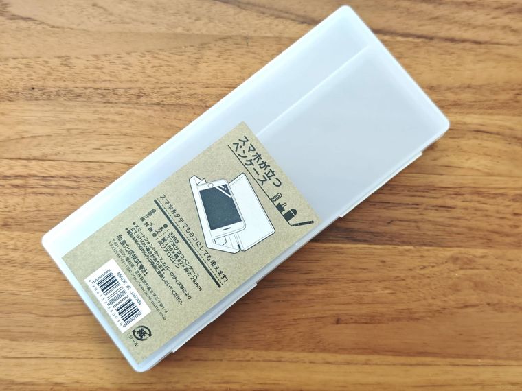 スマホが立つペンケースが机の上に置いてある