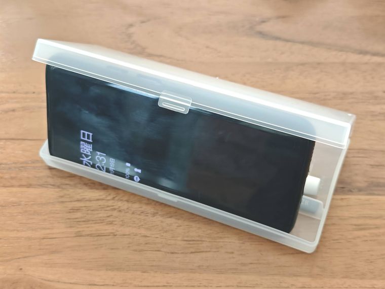 スマホが立つペンケースにスマホを立てている様子