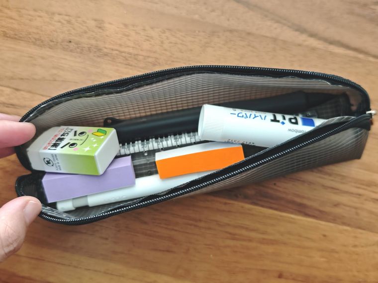 スリムペンケースのなかに筆記用具を入れている