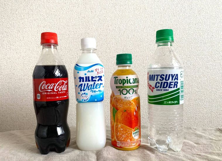 コーラやサイダーなど、ペットボトル入りのジュースが並んでいる