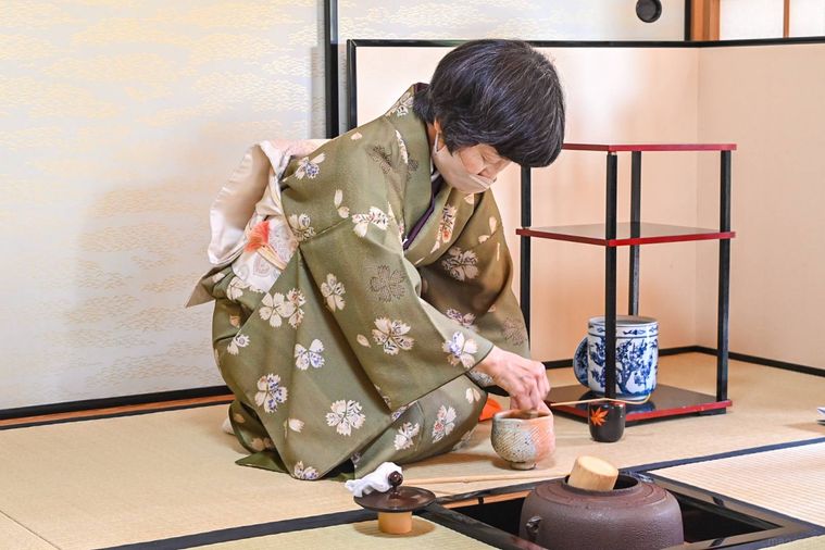 お茶を点てているところ
