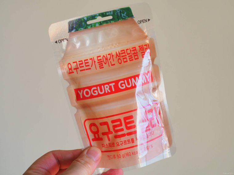 韓国のお菓子、ヨーグルトグミを手に持っている様子