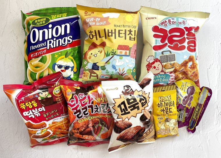 テーブルの上に並ぶ韓国のお菓子8種類