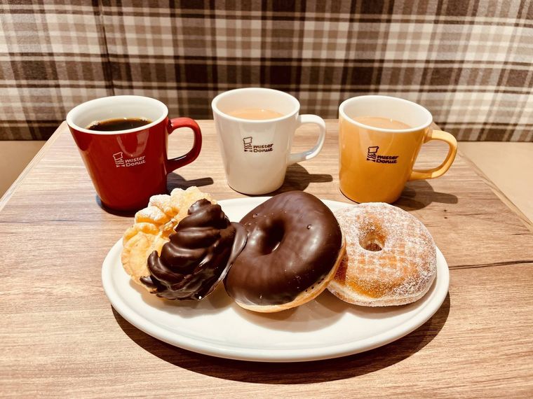 テーブルに置かれたミスタードーナツの商品