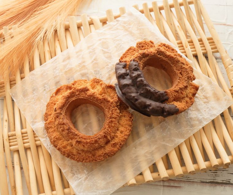 白い紙を敷いた木製のトレーにのせた、オールドファッションとチョコファッション