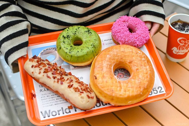 お店のトレーにのったランディーズドーナツの商品