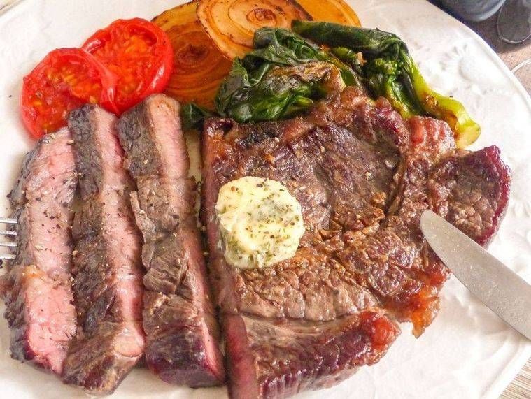 白いお皿に盛られたステーキ