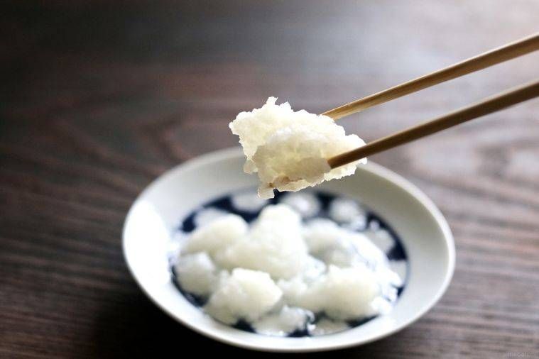 大根おろしを箸でつまみ上げているところ