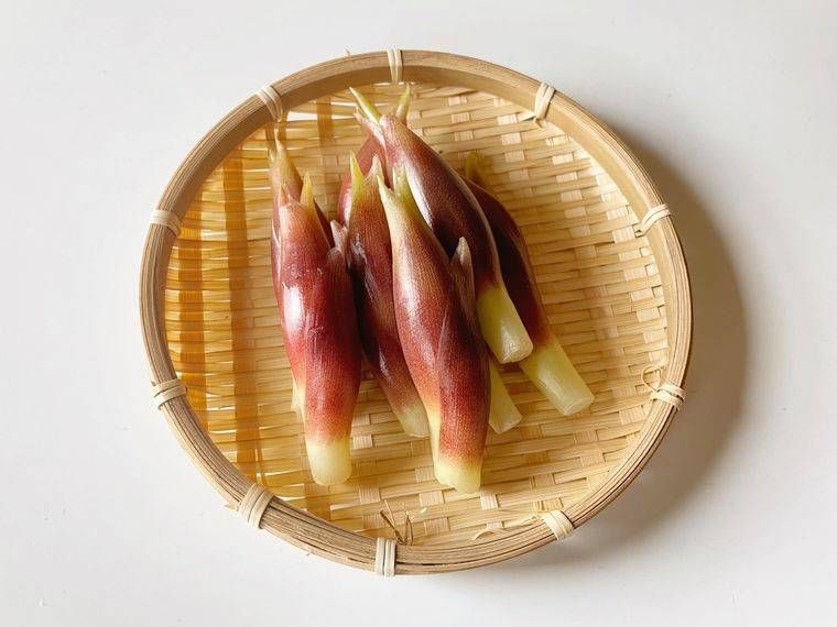 竹ざるの上に盛られたみょうが