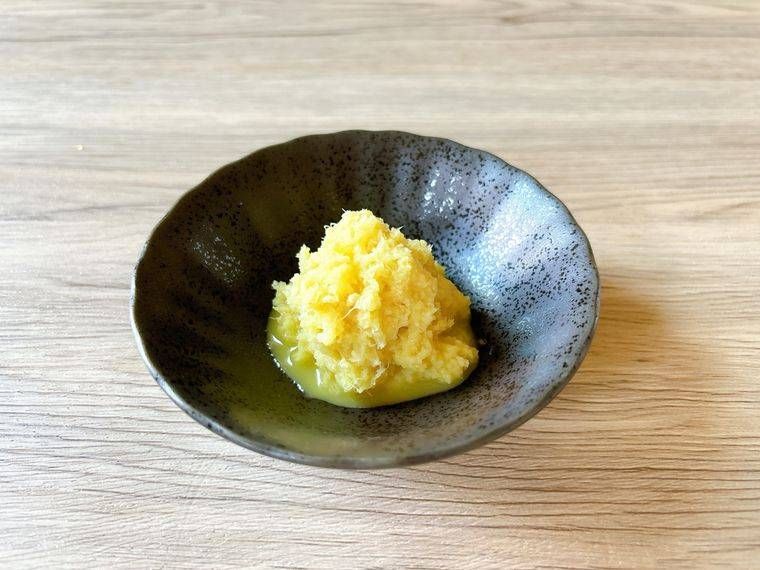 黒い器に盛られたおろし生姜