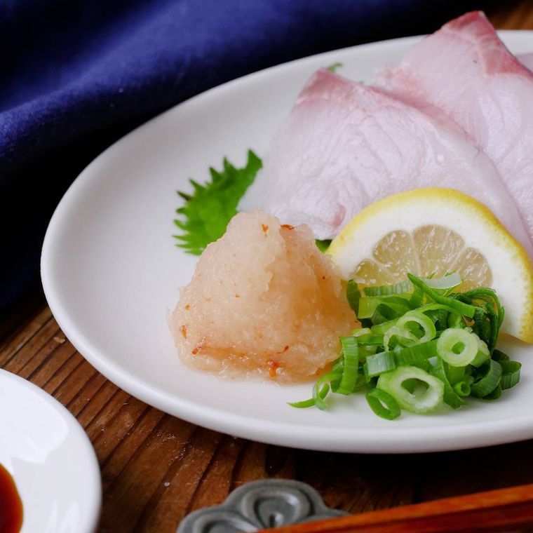 白い器にもみじおろしやねぎ、刺身などが盛られている