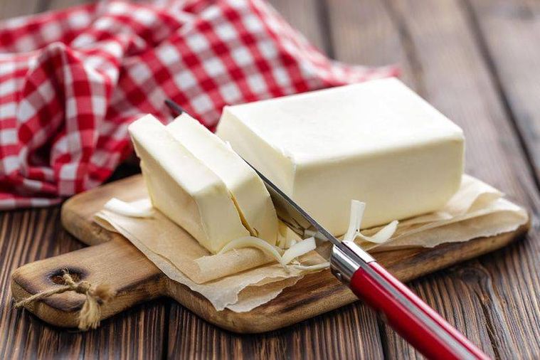 木製ボードの上でバターをカットしている