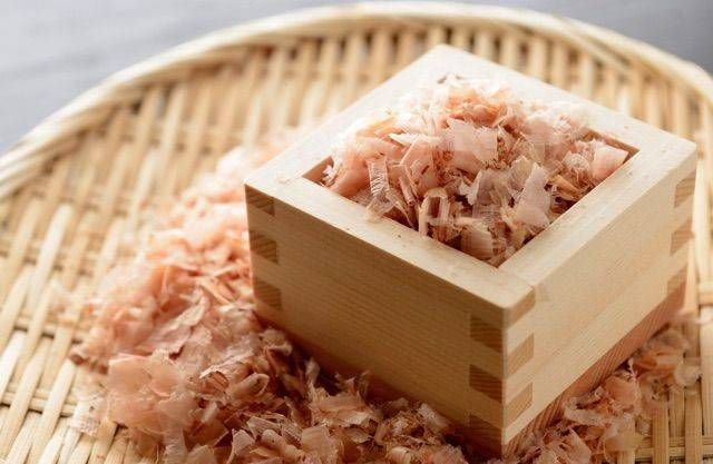 枡に盛られたかつお節