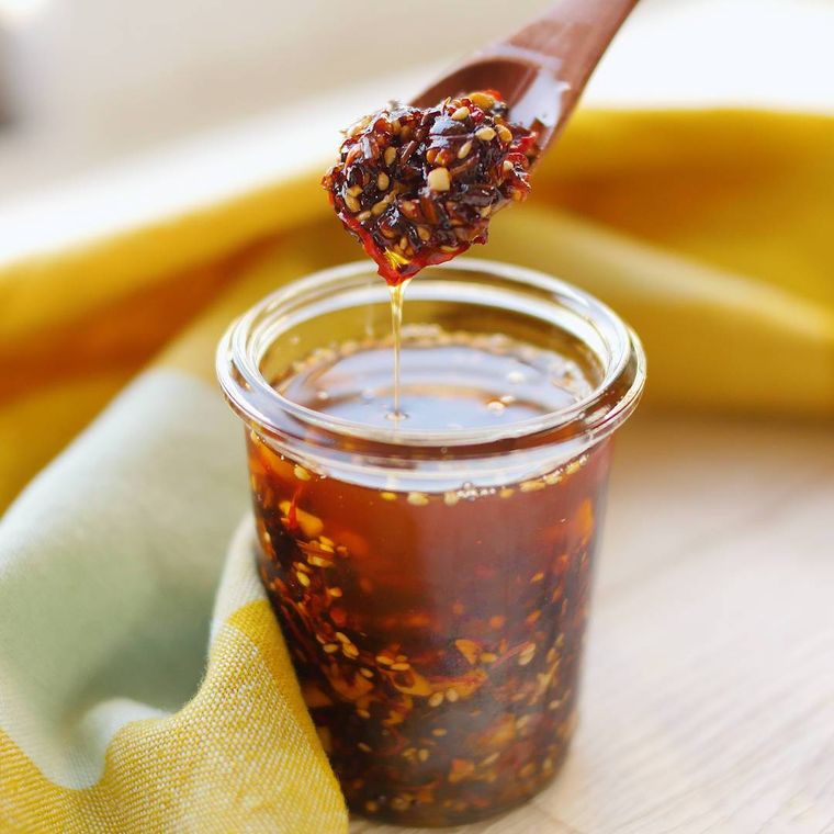 保存瓶の中のラー油をスプーンですくう様子