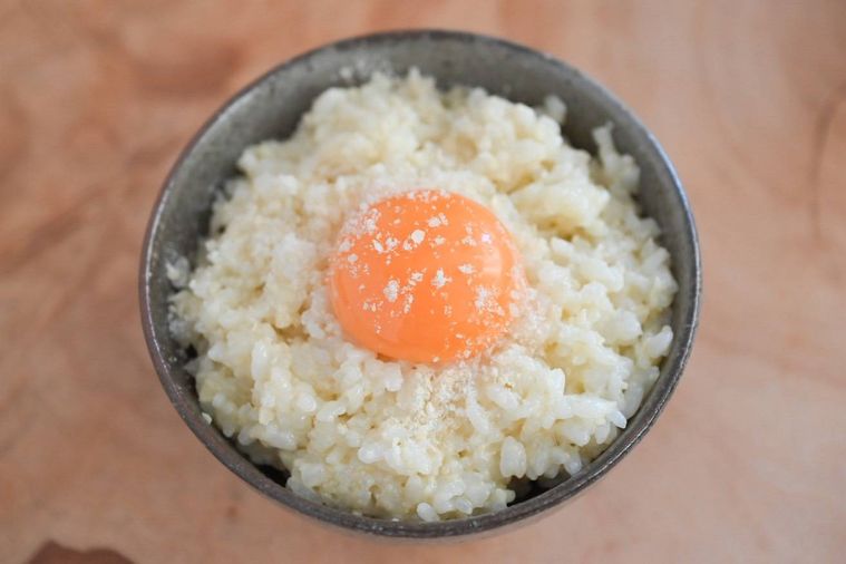 茶碗に入った粉チーズがかかった卵かけごはん