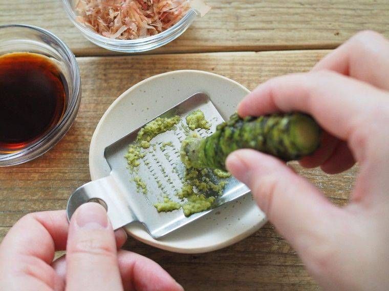 おろし器でわさびをすっている様子