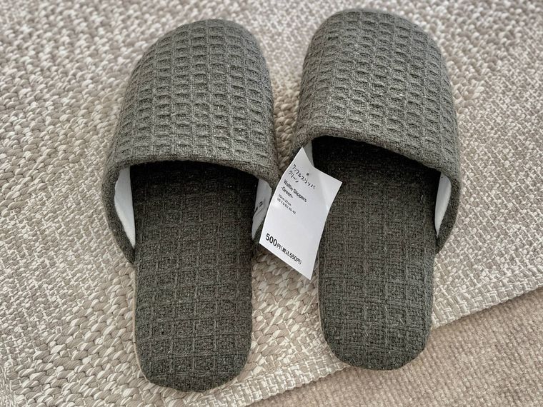 床に置かれたワッフルスリッパ