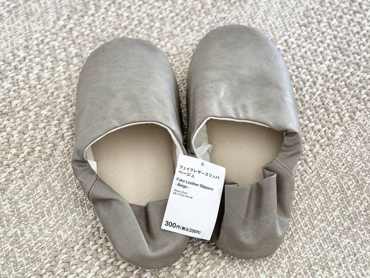 床に置かれたフェイクレザースリッパ