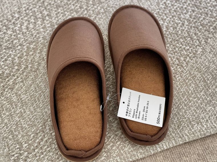 床に置かれた中敷が洗えるスリッパ