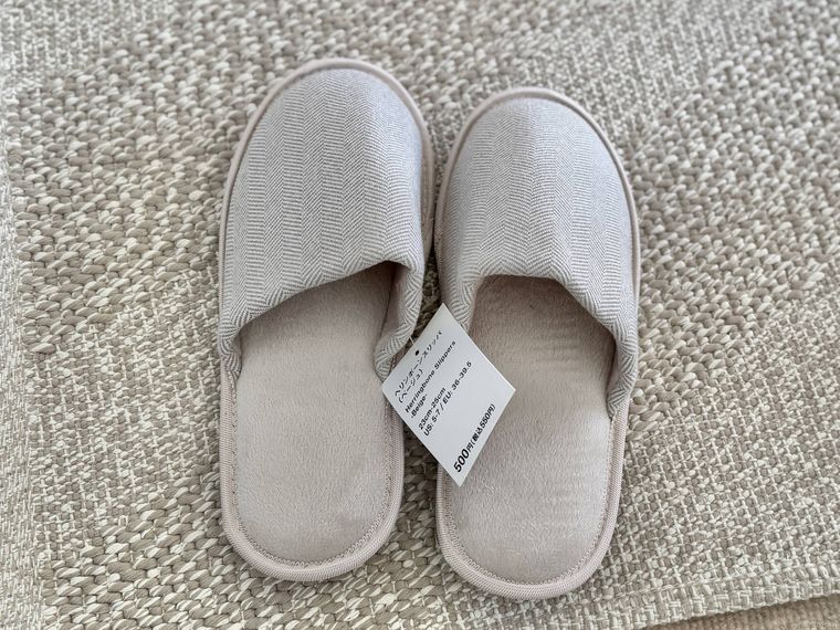 床に置かれたヘリンボーンスリッパ