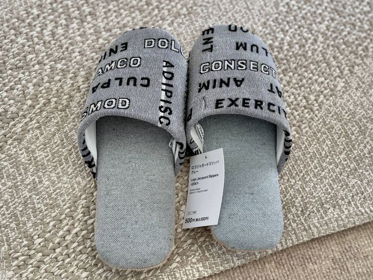 床に置かれたロゴジャガードスリッパ