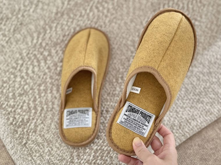 片方を持ち上げたフェルトスリッパ