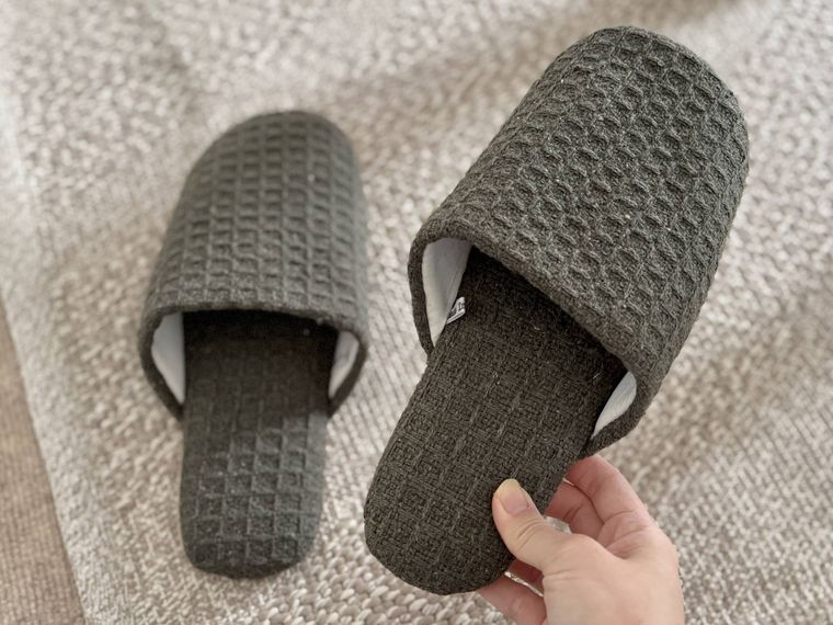 片方持ち上げたワッフルスリッパ