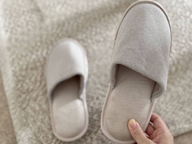 片方持ち上げたヘリンボーンスリッパ