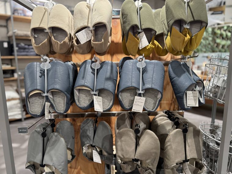スタンダードプロダクツ店内のスリッパ売り場