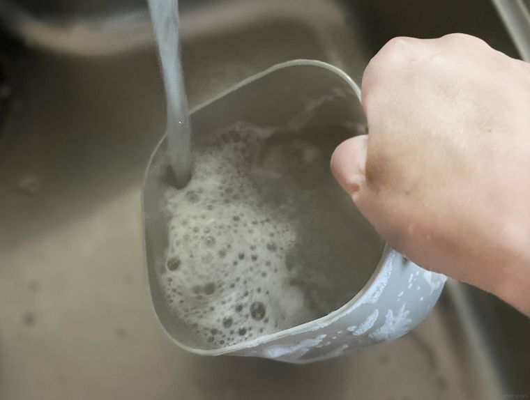 蒸し器を洗っているところ