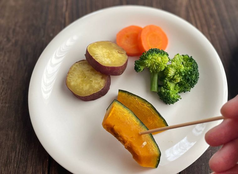 温野菜に竹串を刺している