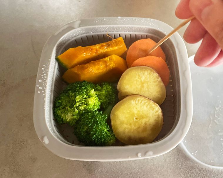 竹串で温野菜の火の通り具合をチェック