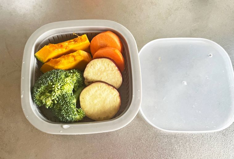 蒸し器の受け皿に野菜を並べた写真