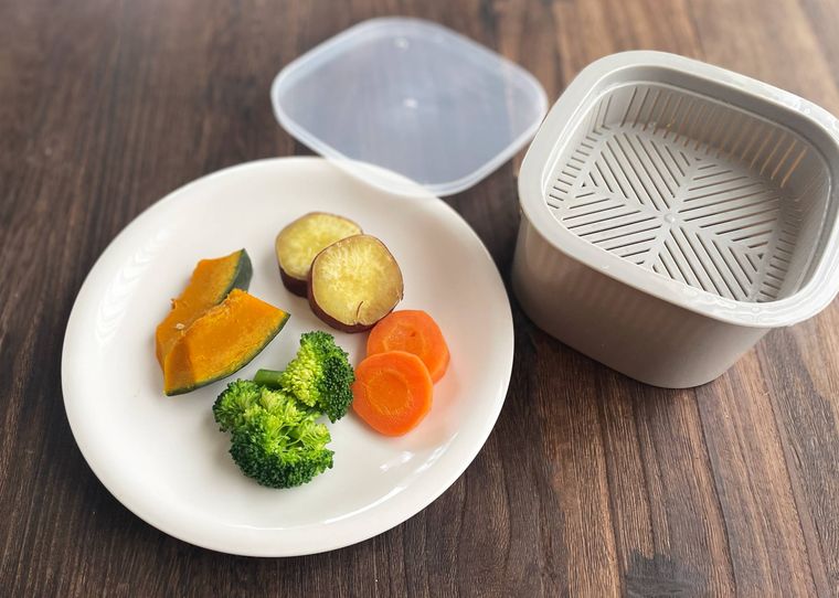レンジ蒸し器本体とお皿に並べた温野菜
