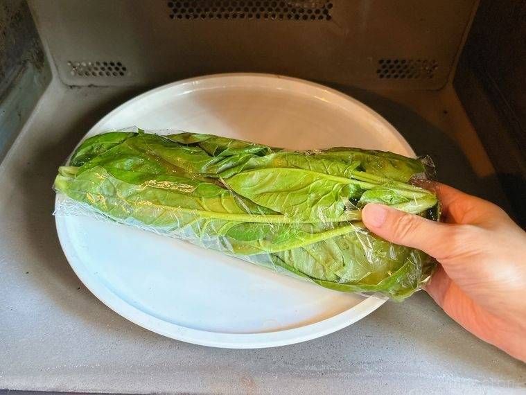 電子レンジでほうれん草を加熱する様子