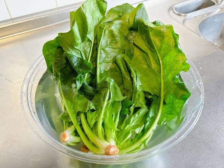 ほうれん草を水にさらす様子
