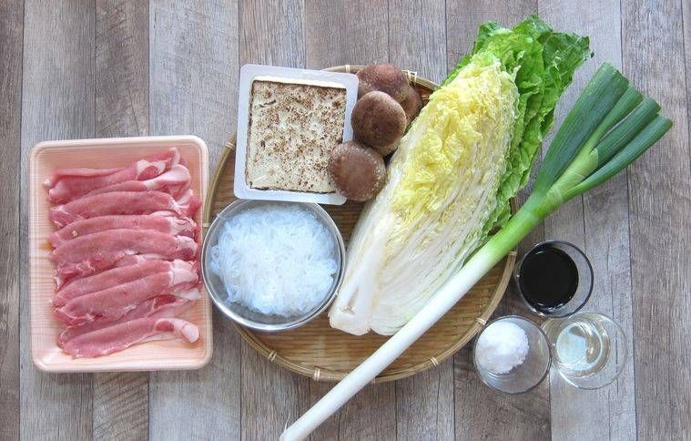 白菜、肉、きのこなど食材が並んだ様子