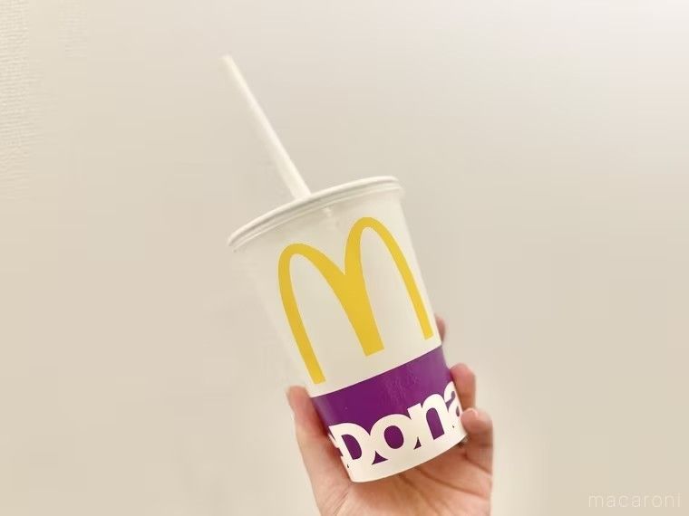 マクドの飲み物を持っている様子