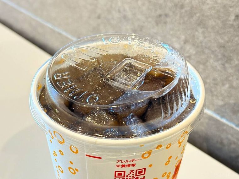 ストローなしで飲めるフタを飲み口部分を開けて使用している様子