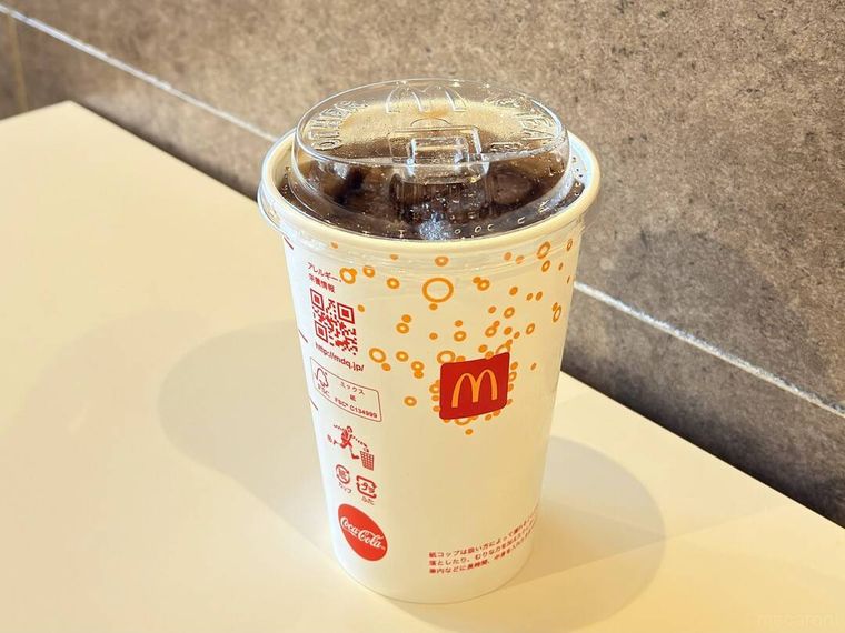 ストローなしで飲めるフタが付いているマクドナルドのコールドドリンク