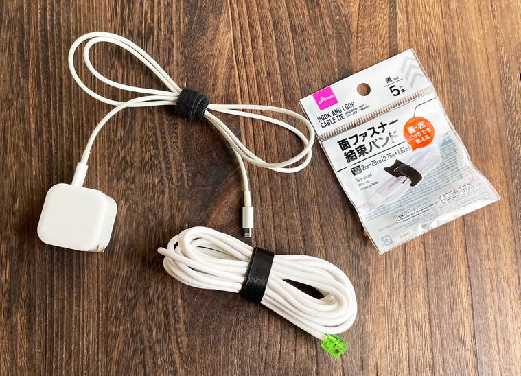 結束バンドでコードを束ねた写真