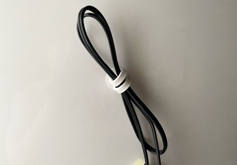 吸盤付き結束バンドで冷蔵庫に貼り付けたコード